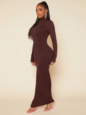 Vestido Preto de Gola Alta Radiana